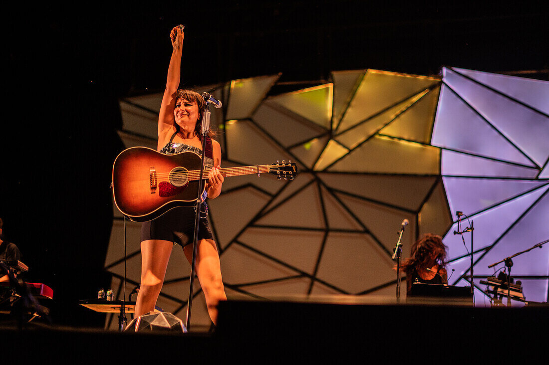 Der spanische Künstler Amaral bei einem Live-Auftritt beim Vive Latino 2022 Music Festival in Zaragoza, Spanien
