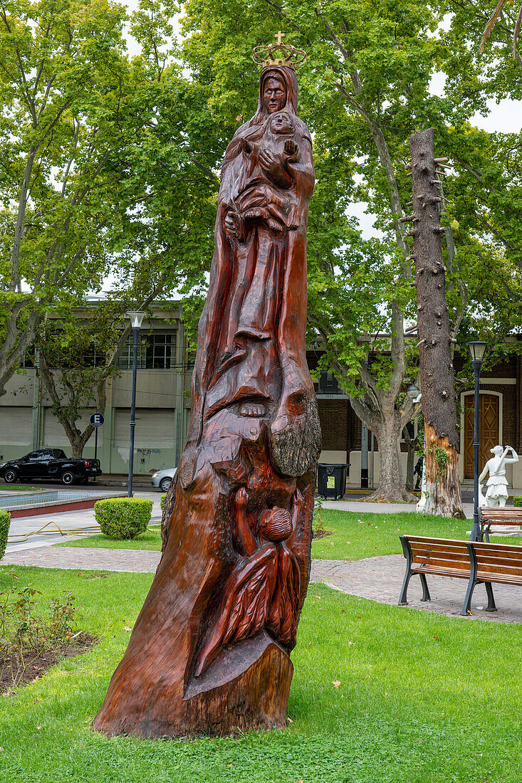 Eine Skulptur der Jungfrau Maria, geschnitzt aus einem stehenden, toten Baumstamm auf der Plaza San Martin in San Rafael, Argentinien.