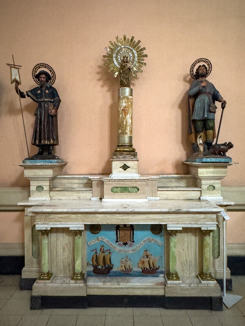 Ein Seitenaltar mit Statuen im Kirchenschiff der San Rafael Archangel Cathedral in San Rafael, Argentinien.
