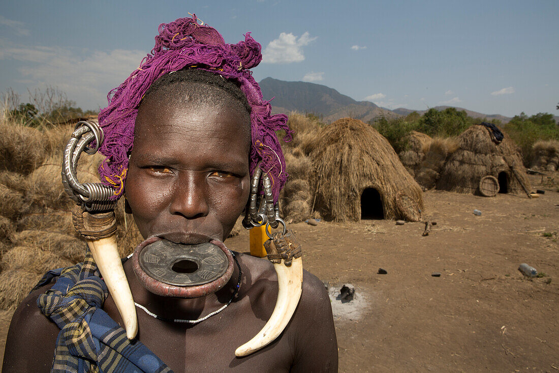 mursi tribe in southern Ethiopia, – License image – 13899030 lookphotos