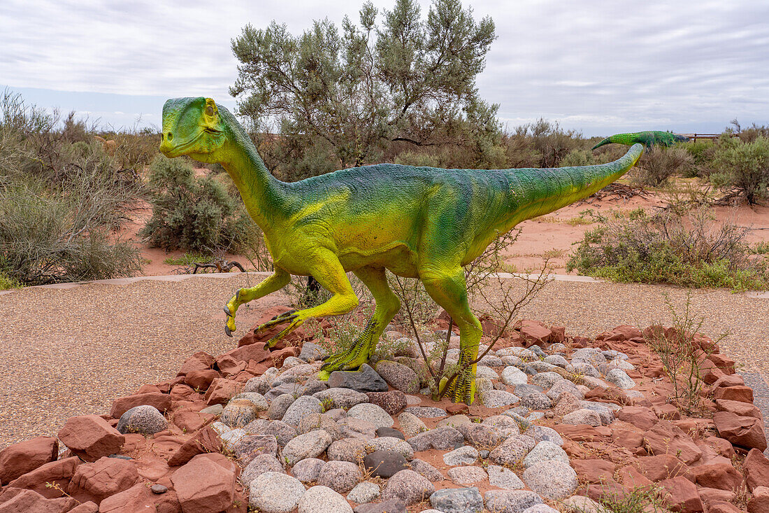 Ein rekonstruiertes Dinosauriermodell am Triassic Trail im Talampaya National Park, Argentinien.