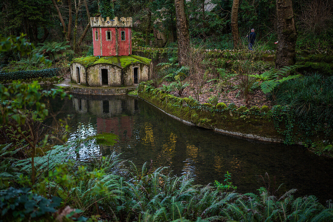 Antikes Entenhaus, das einem Turm ähnelt, im Tal der Seen und der Vogelbrunnen im Park und Nationalpalast von Pena (Palacio de la Pena), Sintra, Portugal