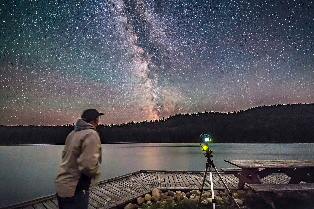 Ein Selfie am Reesor Lake in Cypress Hills mit der Milchstraße, 29. Juli 2017, mit der Canon 6D bei ISO 6400 und 14mm Rokinon SP bei f/2.5. Die Kamera nimmt einen Zeitraffer-Schwenk mit dem SYRP Genie Mini auf. Zu Demonstrationszwecken ist ein dunkles Bild enthalten. Das dunkle Bild wurde unmittelbar danach aufgenommen, ist aber ein einzelnes dunkles Bild.