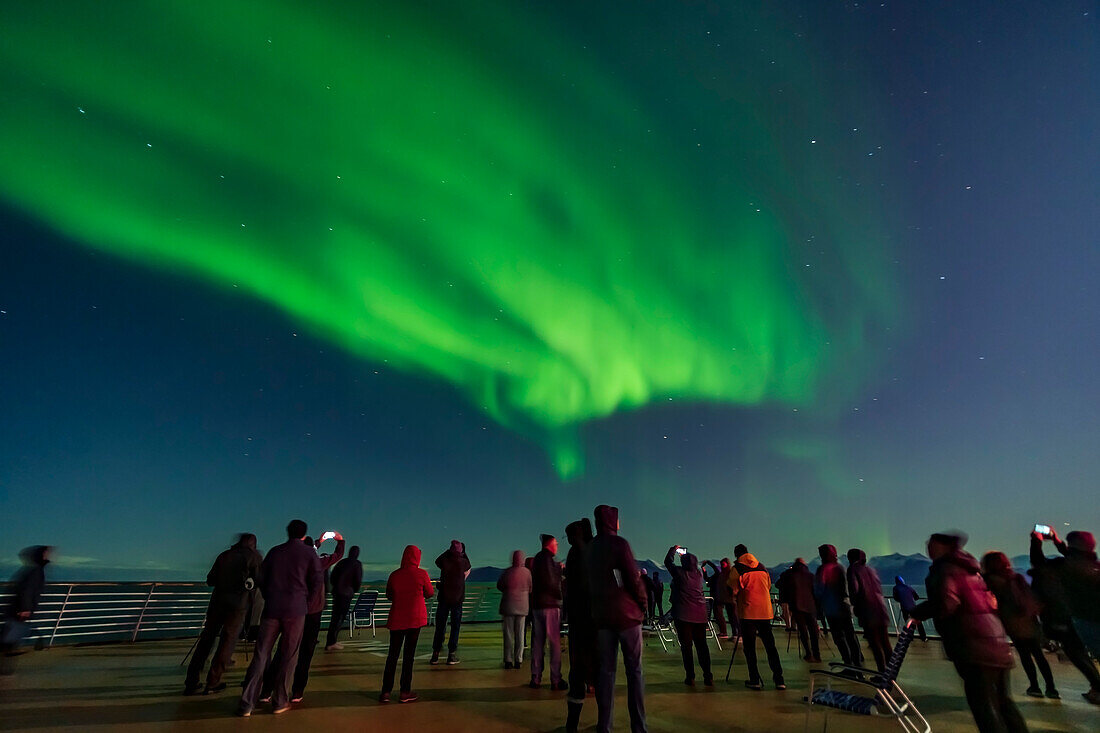 Das Nordlicht vom Deck der ms Trollfjord, einer Fähre der Hurtigruten-Flotte. Das war von Tromsø aus in Richtung Skjervøy unterwegs. Wie jetzt auch, halten die meisten Menschen das Schauspiel mit ihren Handykameras fest, mit unterschiedlichem Erfolg.