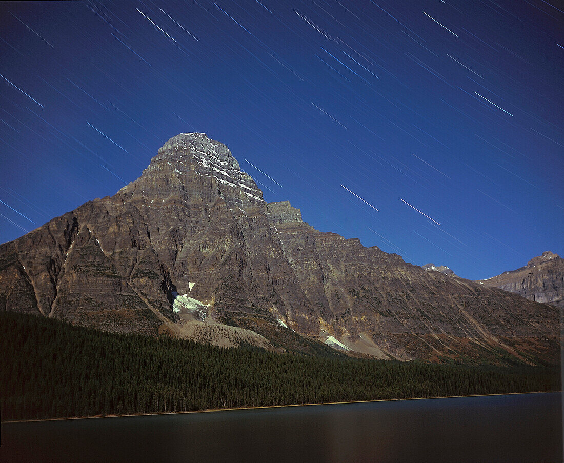 Sommerliche Sternenspuren über dem Berg Cephren am Waterfowl Lake neben dem Icefields Parkway im Banff National Park.