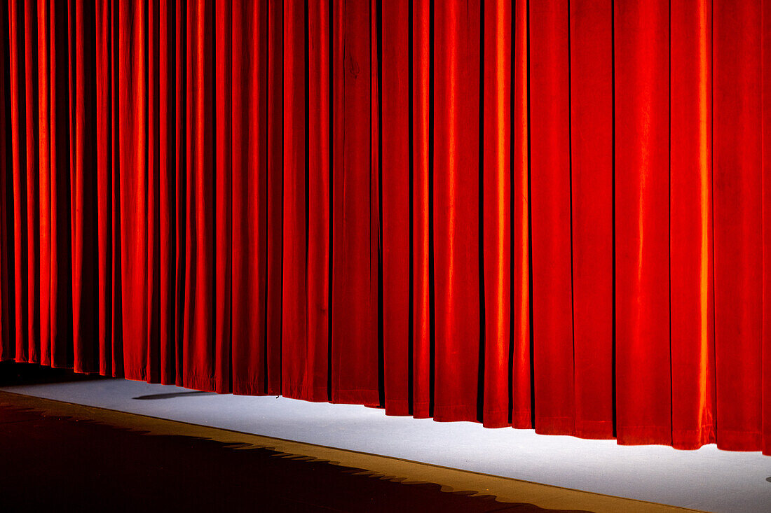 Der Vorhang am Ende eines Theaterstücks in einem Theatersaal geht herunter