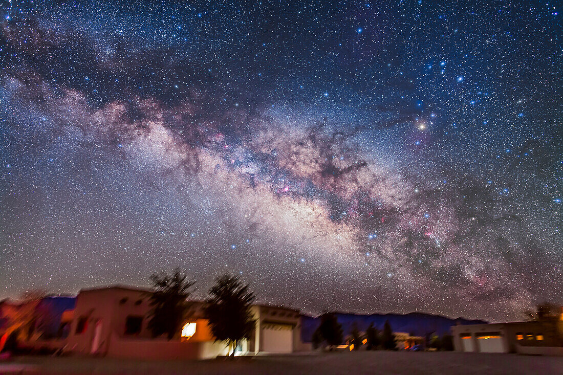 Die sommerliche Milchstraße und das Zentrum der Galaxie in Skorpion und Schütze erheben sich über den Lehmhütten im Painted Pony Resort im Südwesten von New Mexico, 14. März 2013. Dies ist ein Stapel von 5 x 3,5-Minuten-Belichtungen bei f/2,8 mit dem 24-mm-Objektiv und der Canon 5D MkII bei ISO 1600, plus eine Schicht von zwei Belichtungen, die durch den Softon-Filter für das Sternenglühen aufgenommen wurden.