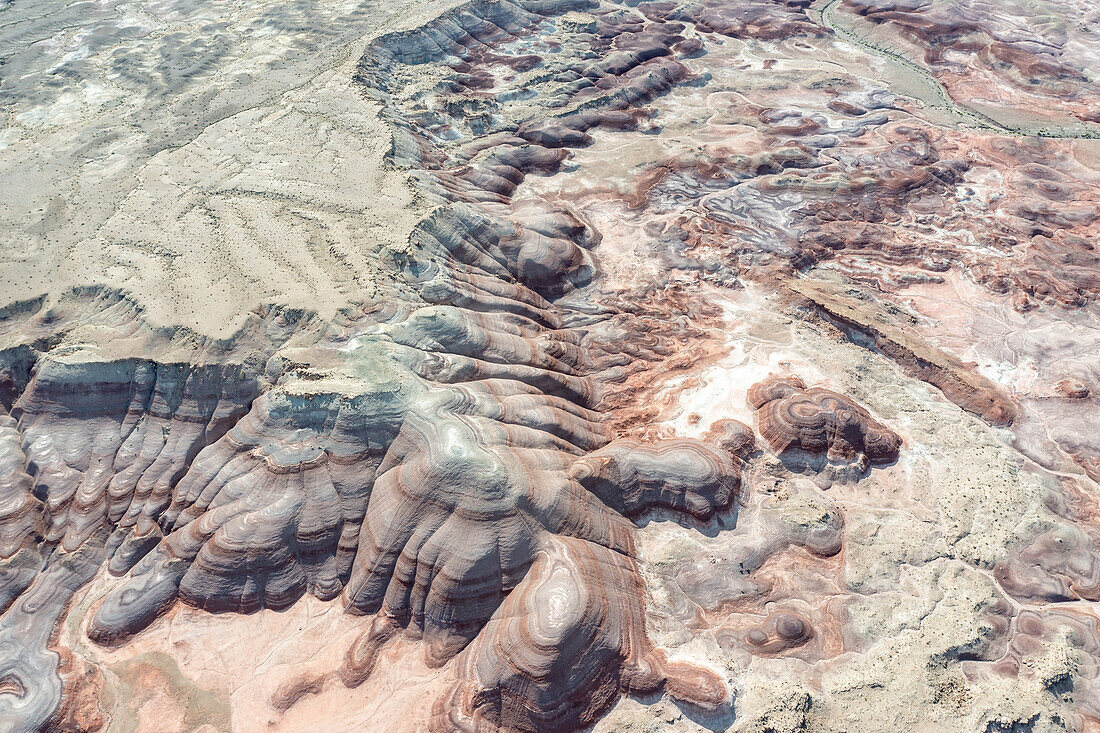 Luftaufnahme der farbenfrohen Bentonite Hills, nahe Hanksville, Utah.