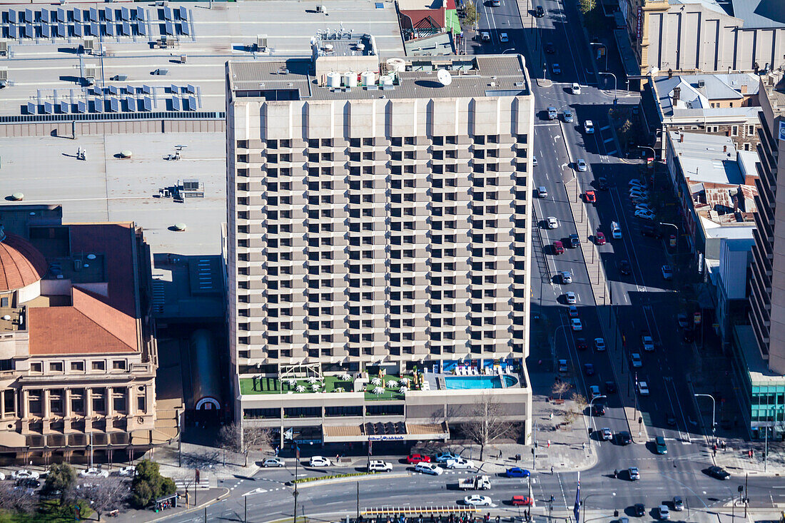Luftaufnahme des Hilton Hotels in Adleiade, Südaustralien. Der Victoria Square ist ebenfalls zu sehen.