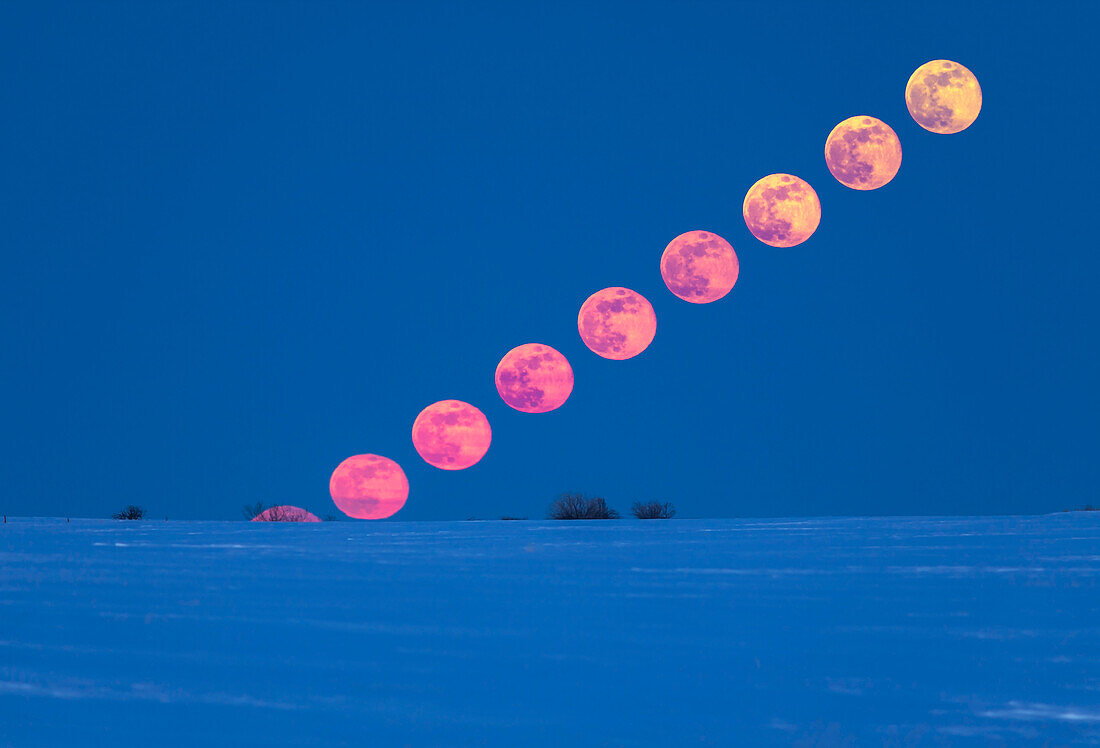 Der Aufgang des Vollmonds am Ostersonnabend, Samstag, 31. März 2018, in einer sehr kalten Nacht, in der in Alberta noch viel Schnee lag. Es handelt sich also eher um einen Wintermond als um einen Frühlingsmond. Der Ostermond ist der erste Vollmond nach der Frühlings-Tagundnachtgleiche und bestimmt das Datum von Ostern. Der erste Sonntag nach diesem Vollmond, in diesem Fall der nächste Tag, ist der Ostersonntag.