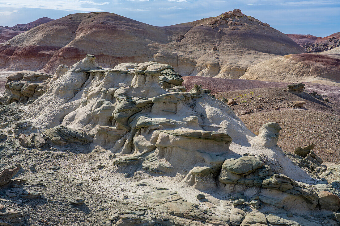 Erodierte Formationen in den bunten Bentonit-Tonhügeln der Morrison-Formation in der Caineville-Wüste bei Hanksville, Utah.