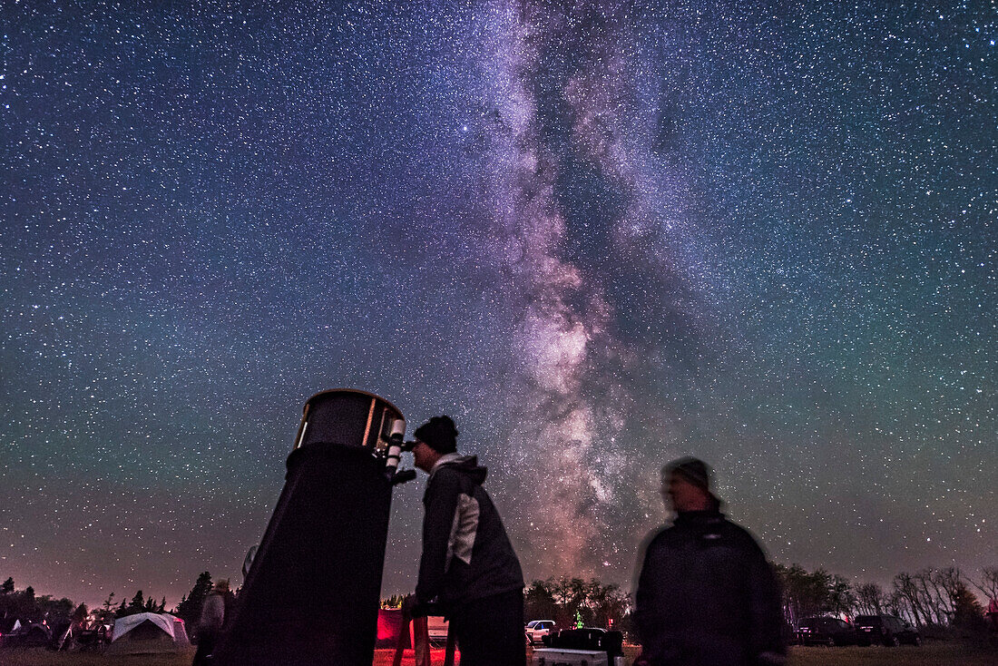 Ron Waldron und ein Freund am Okular eines Dobson-Teleskops bei der Saskatchewan Summer Star Party.