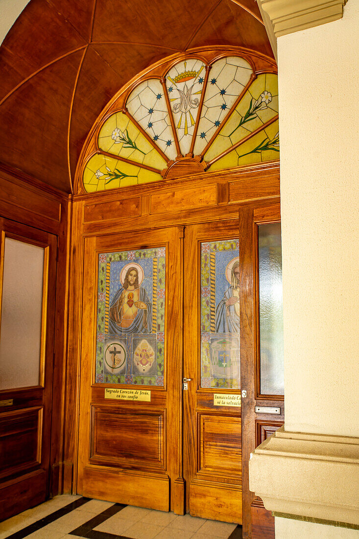 Glasmalerei in den Eingangstüren der San Rafael Archangel Cathedral in San Rafael, Argentinien.