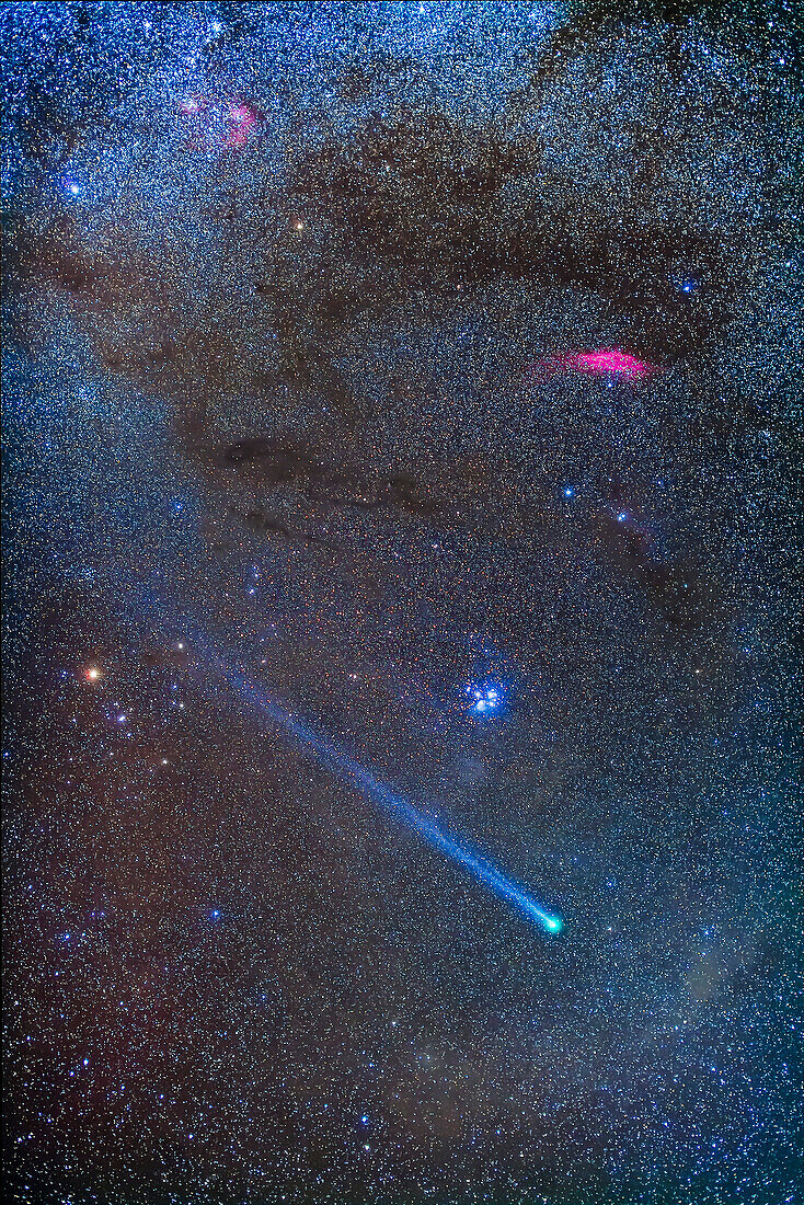Komet Lovejoy, C/2014 Q2 inmitten der Sternhaufen, Nebel und dunklen Staubwolken von Taurus und Perseus, am Freitag, 16. Januar 2016. Sein langer blauer Ionenschweif erstreckt sich mindestens 15° zurück, fast bis zum offenen Sternhaufen NGC 1647 im Stier am linken Rand. In der Mitte ist der Plejaden-Sternhaufen M45 zu sehen, oben rechts der rote Kaliforniennebel NGC 1499 im Perseus, während das Feld mit den dunklen, staubigen Bahnen der Taurus-Dunkelwolken gefüllt ist. Links ist der rote Riesenstern Aldebaran inmitten des V-förmigen Hyaden-Sternhaufens zu sehen.