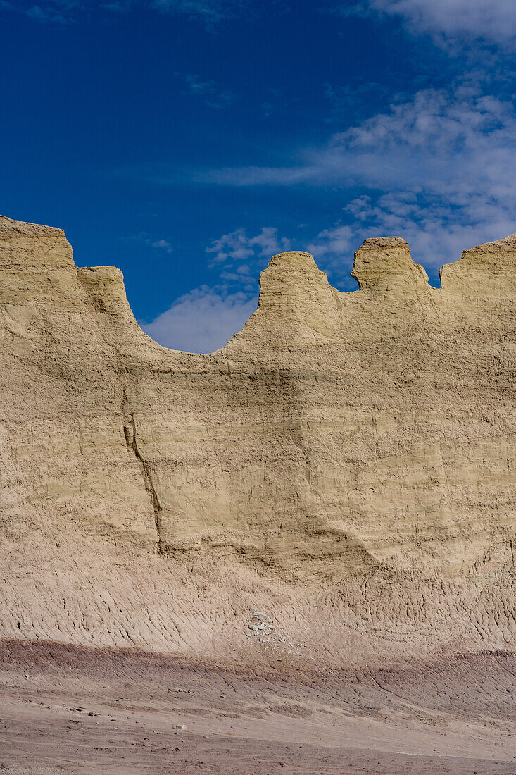 Erodierte Tonformationen der Morrison-Formation in der Caineville-Wüste bei Hanksville, Utah.