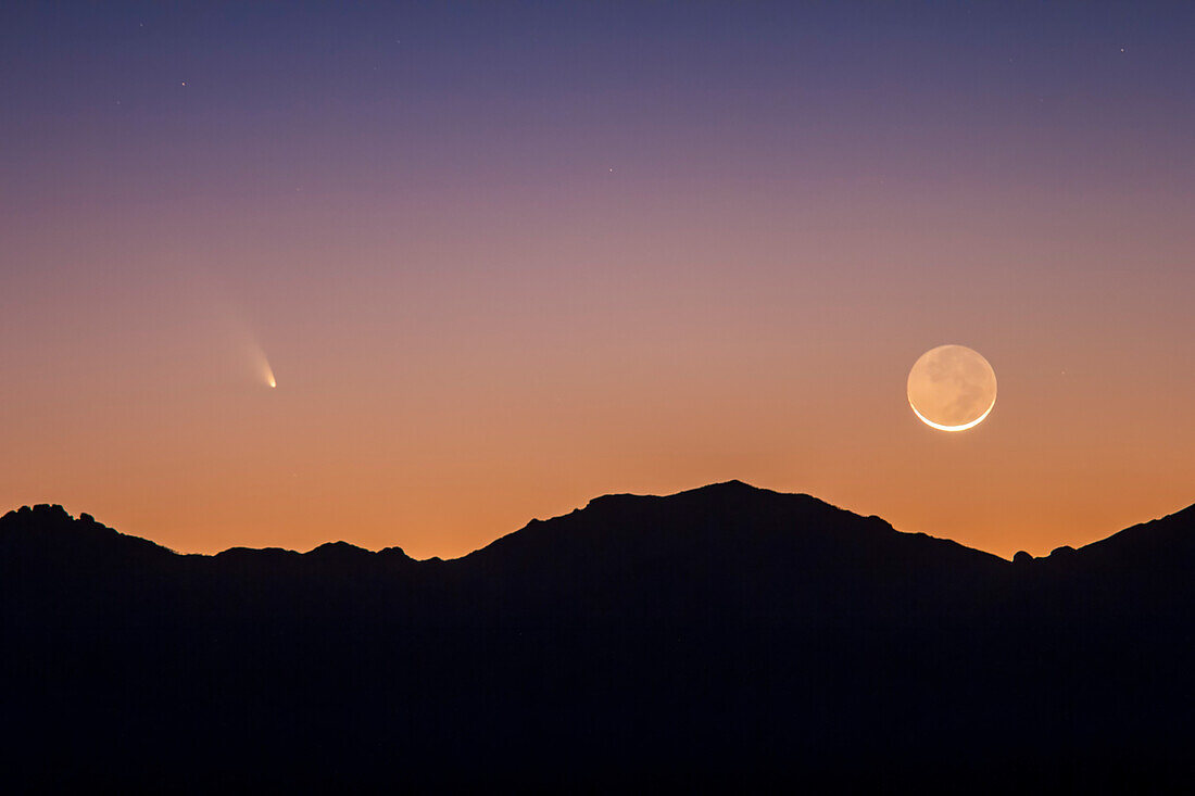 Komet PANSTARRS C/2011 L4 und der dünne zunehmende Mond, 12. März 2013, über den Chiricahua Mountains in Arizona, aber von New Mexico aus gesehen, von einem Standort am Highway 80 nördlich des Painted Pony Resort. Eine 2s-Belichtung bei f/2.8 und ISO 640 mit der Canon 60Da und 135mm Teleobjektiv + 1.4x Extender.