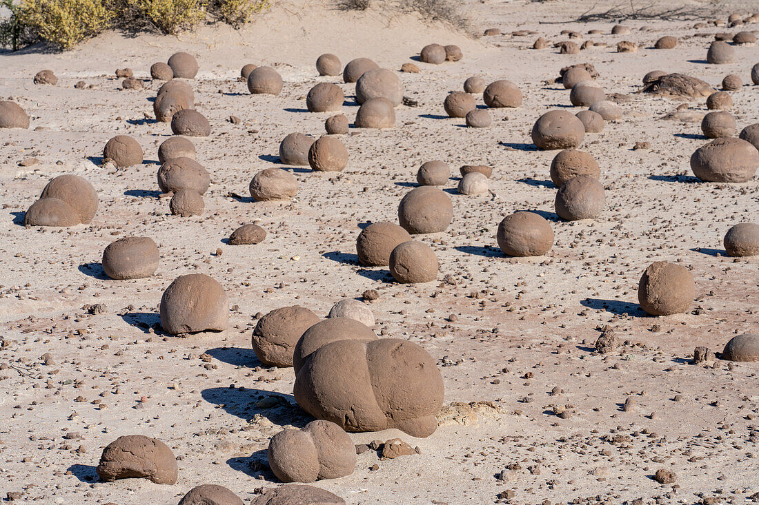 Erodierte Felsen im Cancha de Bochas oder Boccia-Platz im Ischigualasto Provincial Park, Provinz San Juan, Argentinien.