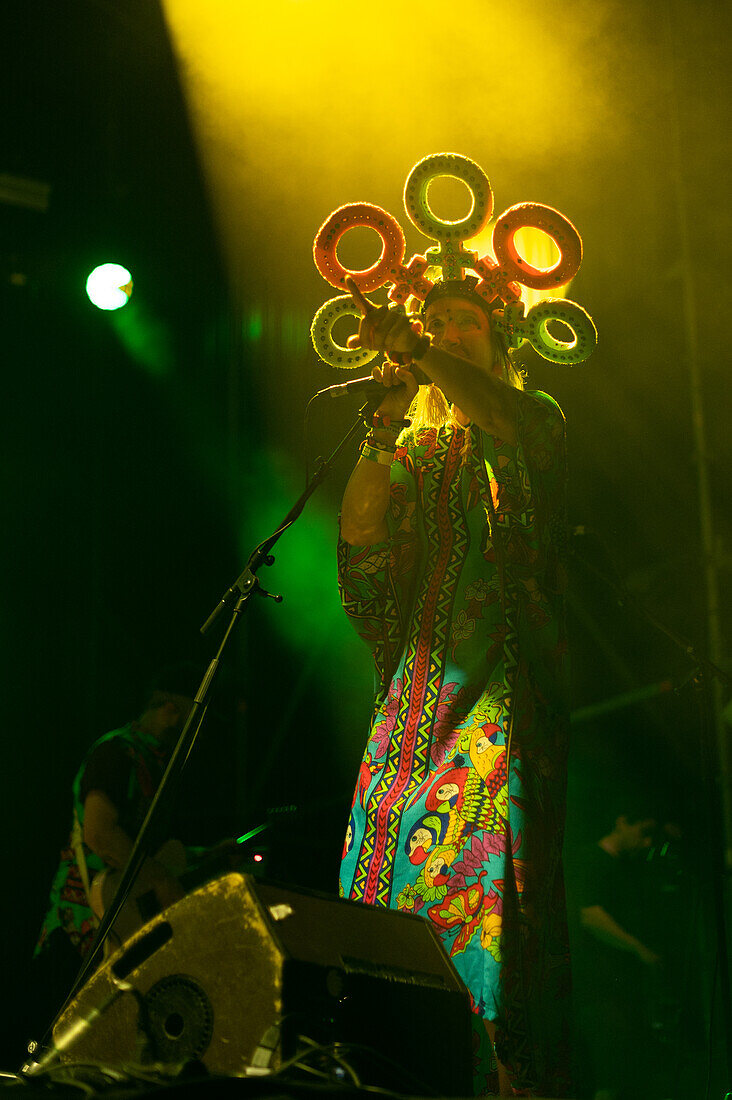 Die kolumbianische Band Aterciopelados tritt live während des Vive Latino 2022 Festivals in Zaragoza, Spanien, auf