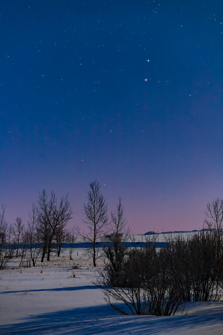 Mars (unten) und Saturn in Konjunktion 1,3° voneinander entfernt in Sagittarus am Morgenhimmel am 3. April 2018. Am Morgen zuvor waren sie noch etwas näher, aber es war bewölkt! Der unscharfe Fleck rechts vom Mars ist der Kugelsternhaufen M22.