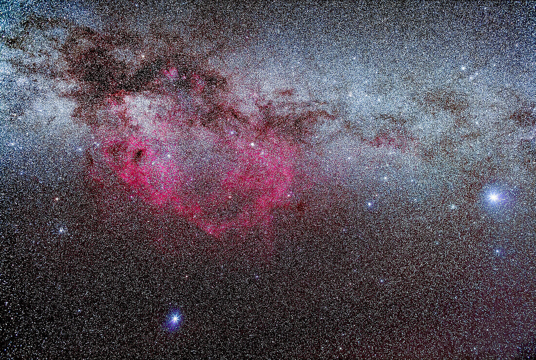 Die Region der Milchstraße in Puppis und Vela, die den riesigen Gum-Nebel umfasst, nur ein fotografisches Objekt. Sirius und Canis Major sind rechts; Canopus in Carina ist unten. Das Falsche Kreuz und der offene Sternhaufen NGC 2516 sind links zu sehen.
