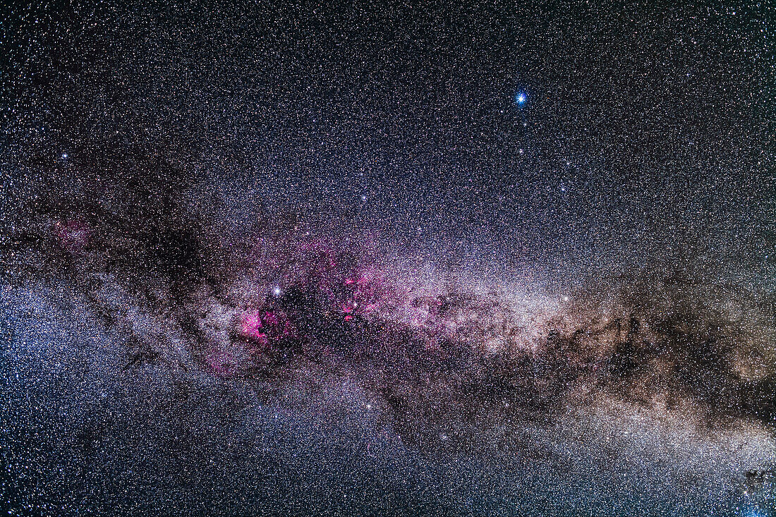 Die Sternbilder Cygnus und Lyra in der nördlichen Sommermilchstraße, aufgenommen vom Grasslands National Park, Saskatchewan, 27. August 2019. Der Tau kam dazwischen, bevor ich weitere Aufnahmen oder solche durch den Softon-Filter machen konnte.