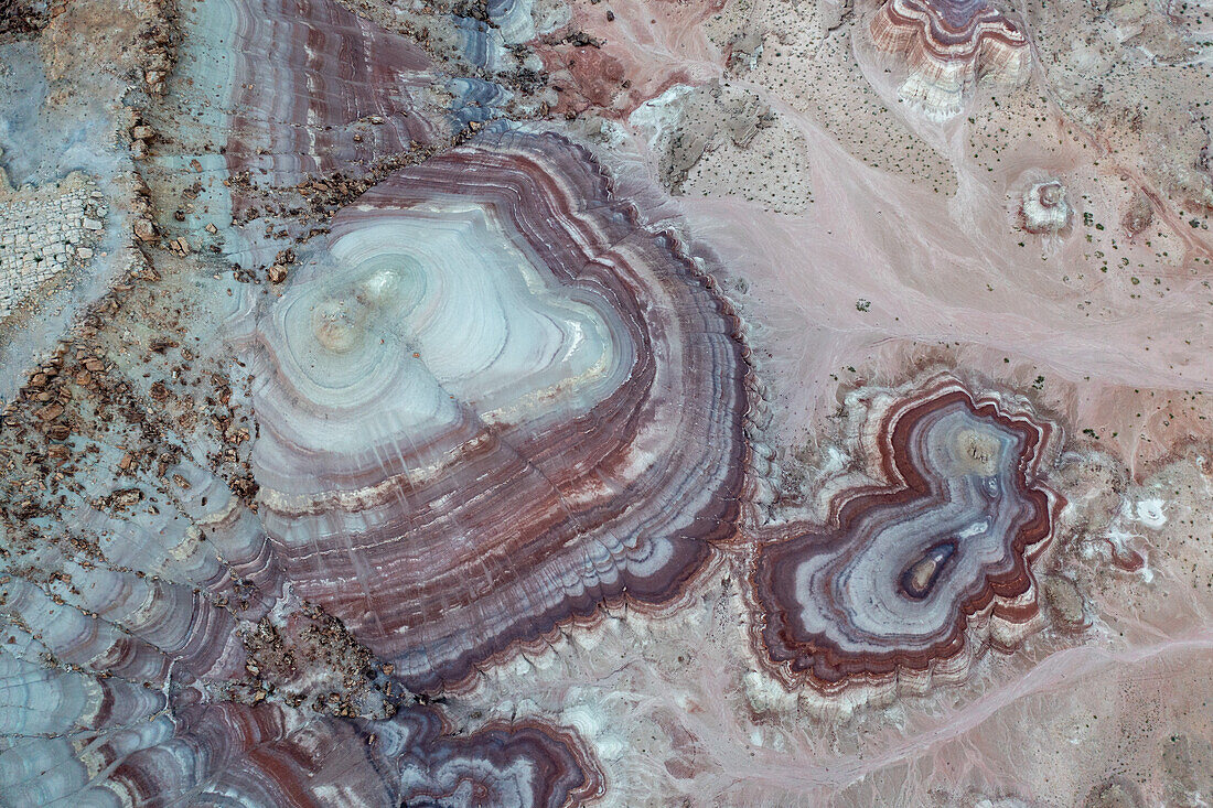 Luftaufnahme der farbenfrohen Bentonite Hills, nahe Hanksville, Utah.