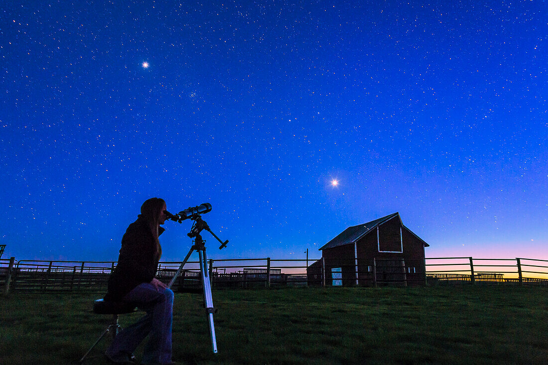 Beobachtung der Venus in der Abenddämmerung, in der Old Man on His Back Prairie and Heritage Conservation Area im Südwesten von Saskatchewan, Mai 2015. Jupiter leuchtet oben links. Dies ist eine Einzelbelichtung von 30 Sekunden bei f/4,5 mit dem 24-mm-Objektiv und der Canon 6D bei ISO 2500.