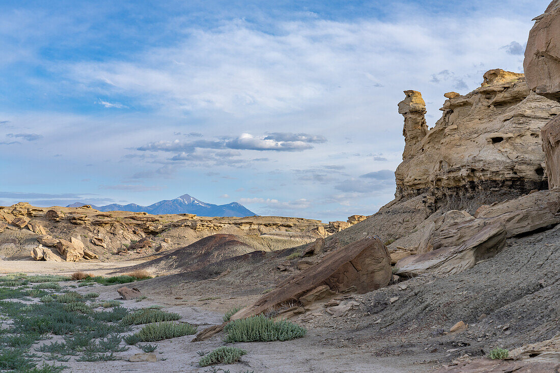 Die Henry Mountains und Felsformationen in der Factory Butte Recreation Area in der Caineville Wüste bei Hanksville, Utah.