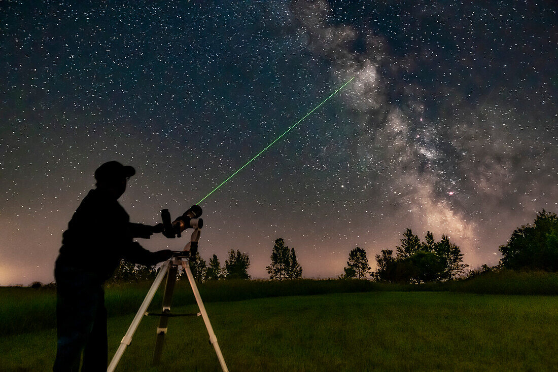 Ich richte den A&M 80mm Refraktor auf der Astro-Tech Voyager-Montierung auf die Milchstraße, wobei der Laserpointer den Weg zeigt. Ich ziele auf M11 in Scutum.