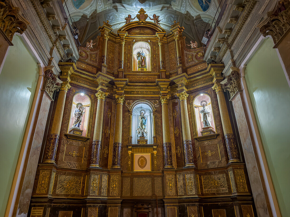 Das Hauptaltarbild in der Apsis der reich verzierten Kathedrale der Unbefleckten Empfängnis in San Luis, Argentinien.