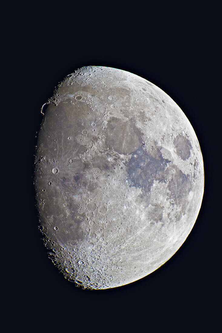 9 Tage alter Gibbous-Mond, aufgenommen am 23. April 2010 mit Astro-Physics 130mm apo Refraktor, plus 2x Barlow für f/12 und 1600mm Brennweite. Canon 7D Kamera bei ISO 100. Schlechtes Seeing - dies war die schärfste Aufnahme von allen.
