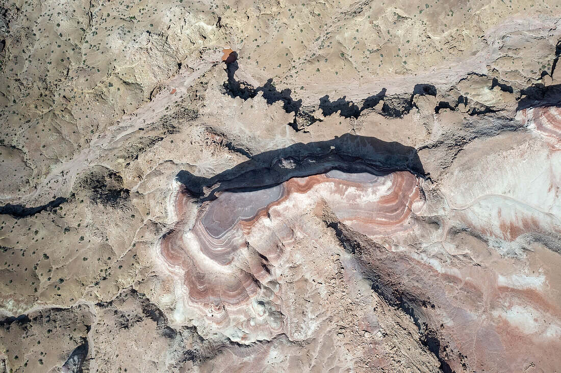 Luftaufnahme der bunten Bentonite Hills mit Nachmittagsschatten. In der Nähe von Hanksville, Utah.