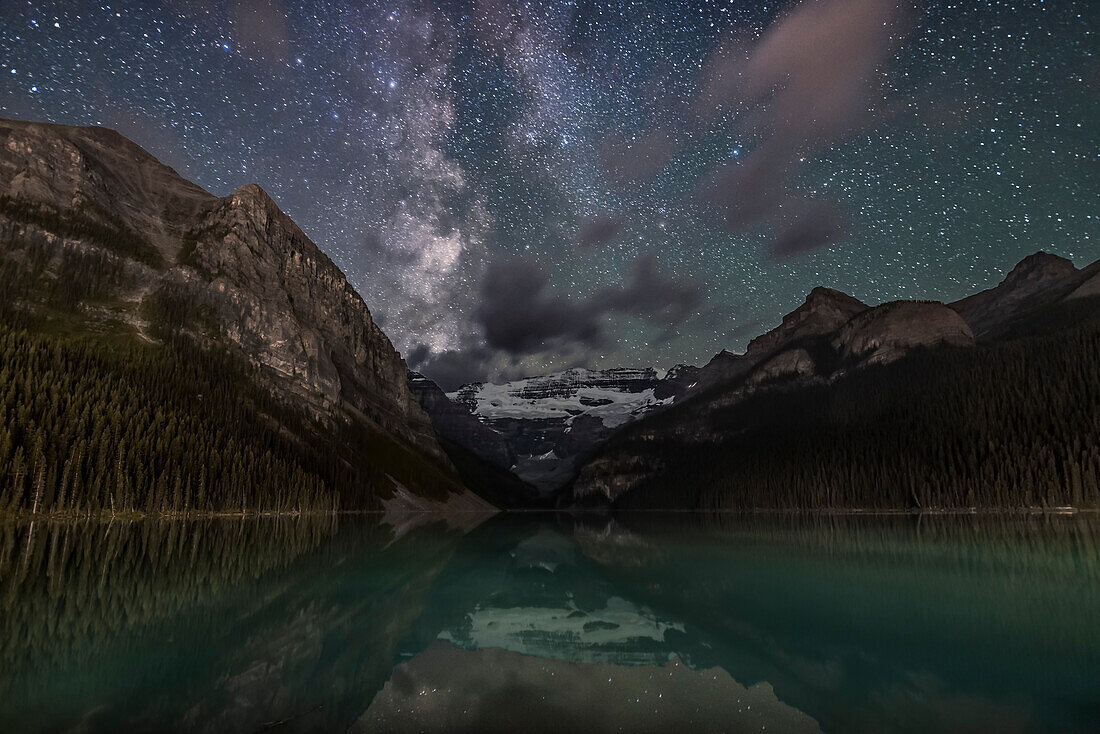 Die Sommermilchstraße im Südwesten über dem Victoria Glacier und dem Lake Louise im Banff National Park, Alberta, in einer mondlosen Nacht am 29. August 2016. Dies war gegen Mitternacht zu Beginn der Nacht und vor einer Zeitraffersequenz. Ein tief liegendes Polarlicht und wahrscheinliches Airglow in dieser Nacht im Norden fügten dem Himmel einen allgemeinen Grünstich hinzu, der hier etwas abgeschwächt ist.