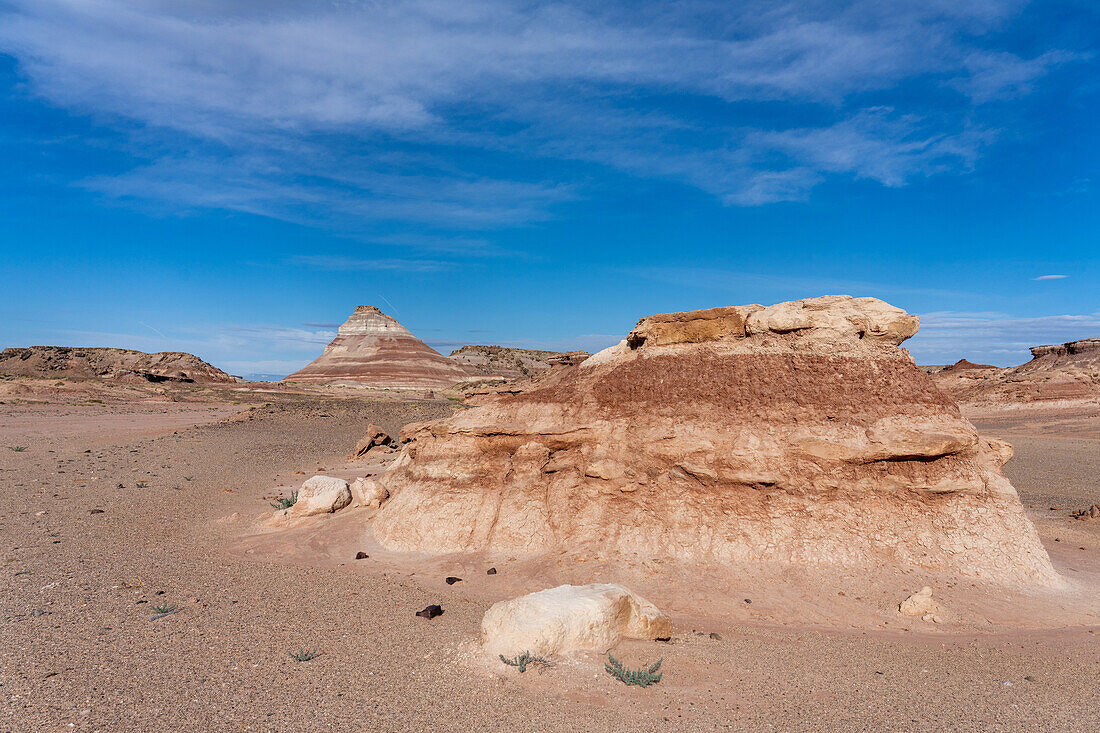 Erodierte Formationen in den bunten Bentonit-Ton-Hügeln der Morrison-Formation in der Caineville-Wüste bei Hanksville, Utah.