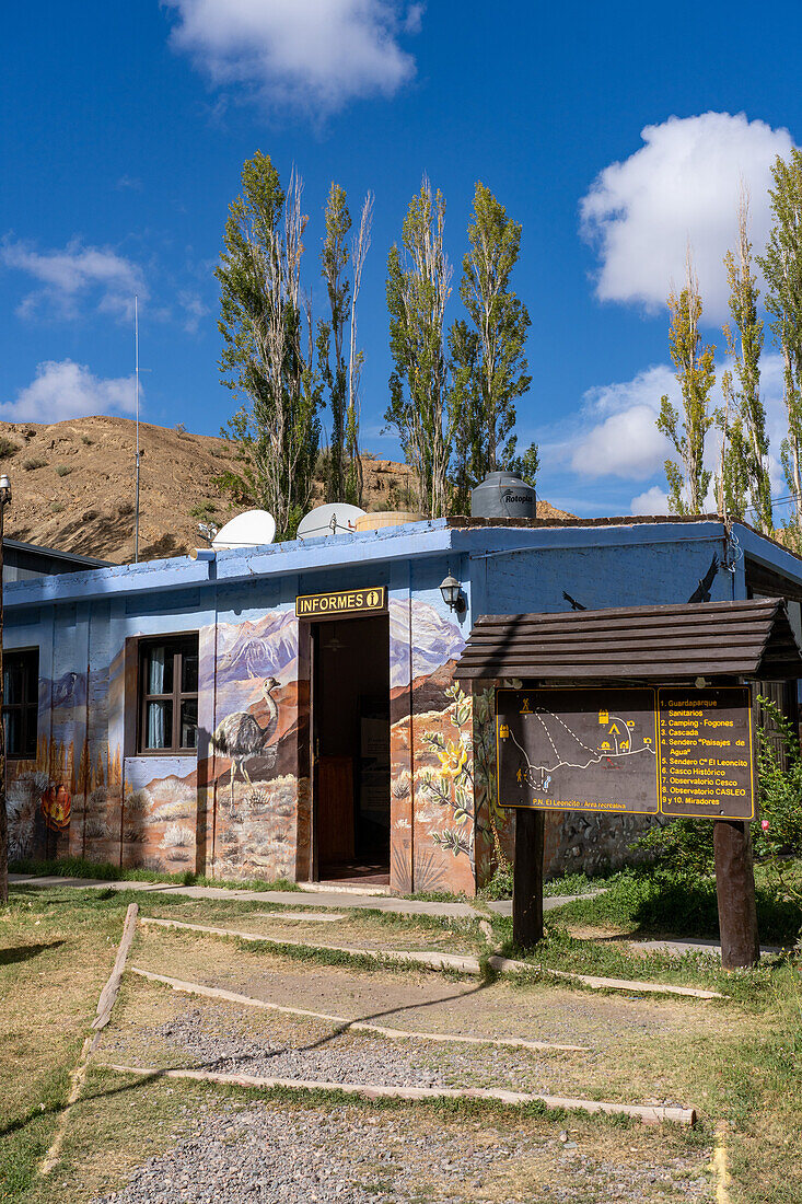Wandmalereien an der Wand des Besucherzentrums des El Leoncito National Park in Argentinien.