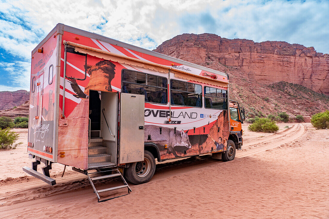 Ein Reisebus mit Allradantrieb im Talampaya-Nationalpark, Provinz La Rioja, Argentinien.