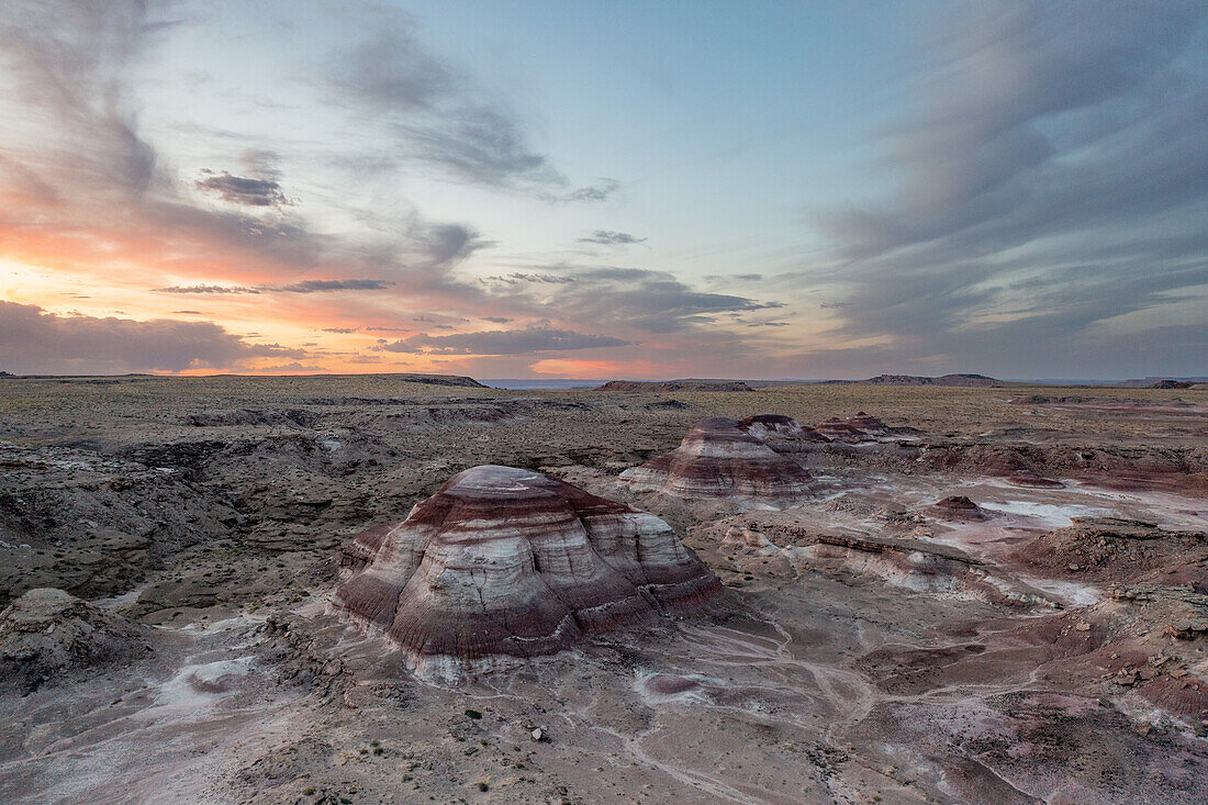 Luftaufnahme der farbenprächtigen Bentonite Hills vor der Morgendämmerung, in der Nähe von Hanksville, Utah.