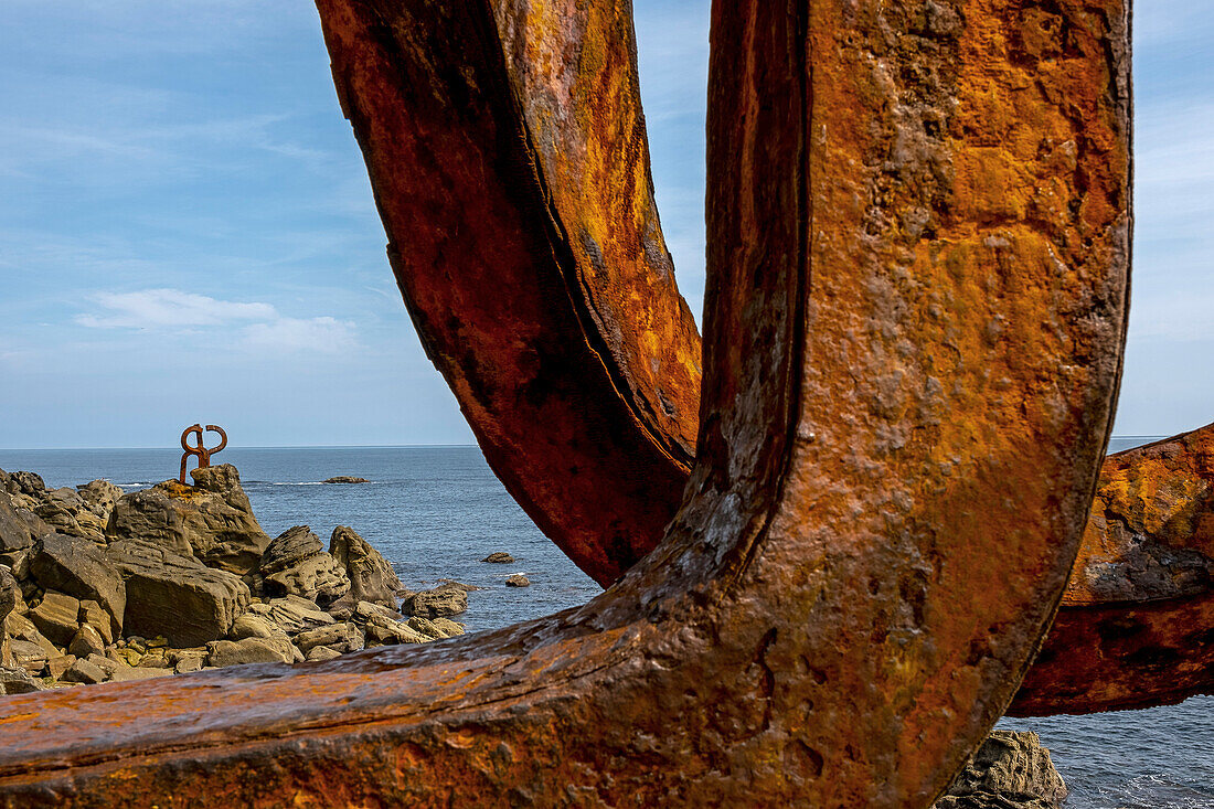 Die Skulptur el Peine del Viento von Chillida in San Sebastian im Baskenland.