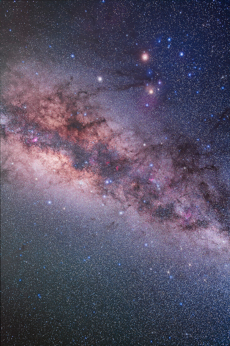 Das Sternbild Skorpion mit dem hellen rötlichen Antares an der Spitze, mit dem noch helleren rötlichen Mars darüber, und dem weißen Saturn links von Antares. Dies zeigt den gesamten Skorpion mit Corona Australis und Ara darunter.
