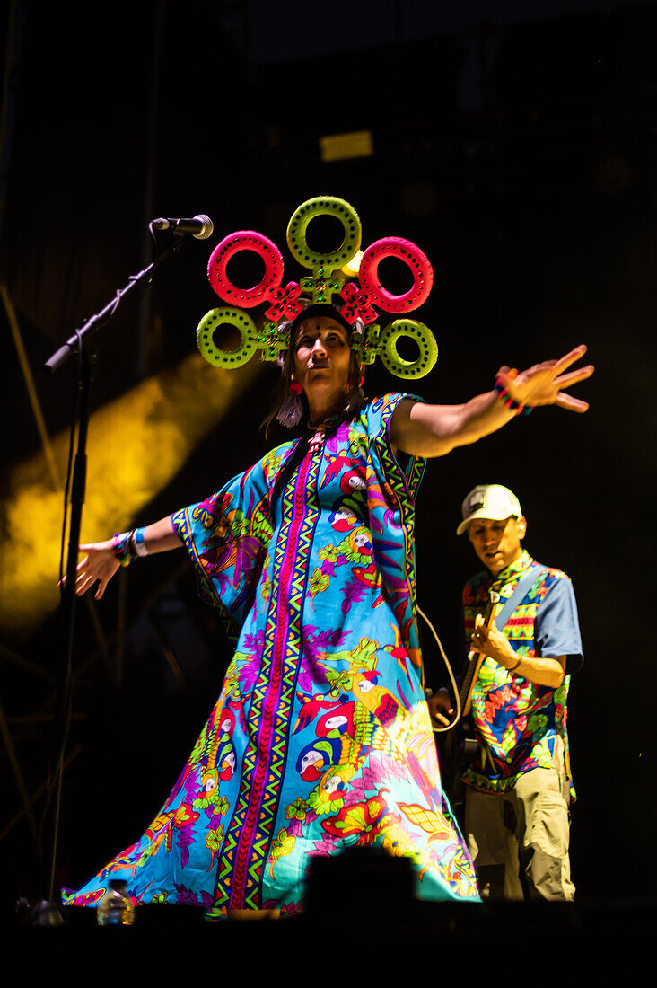 Die kolumbianische Band Aterciopelados tritt live während des Vive Latino 2022 Festivals in Zaragoza, Spanien, auf