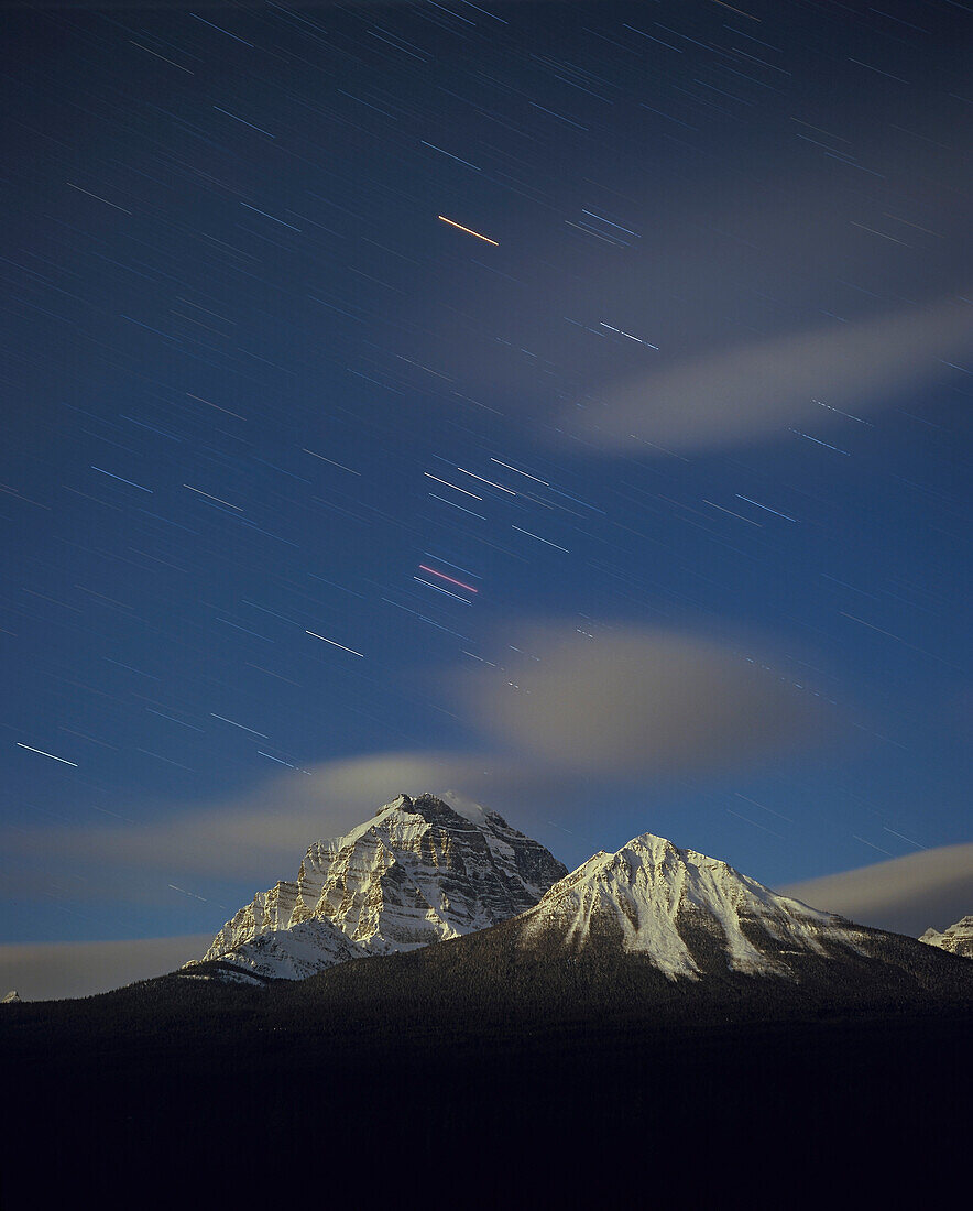 Orion geht im März über dem Berg Temple in der Nähe des Lake Louise im Banff National Park, Alberta, unter.