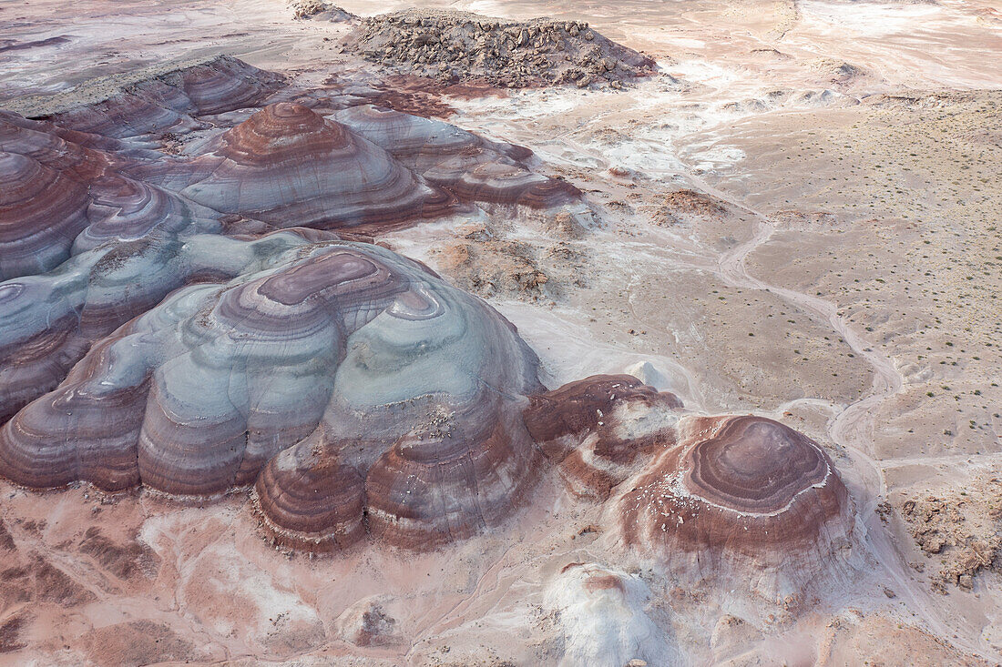 Luftaufnahme der farbenfrohen Bentonite Hills, nahe Hanksville, Utah.