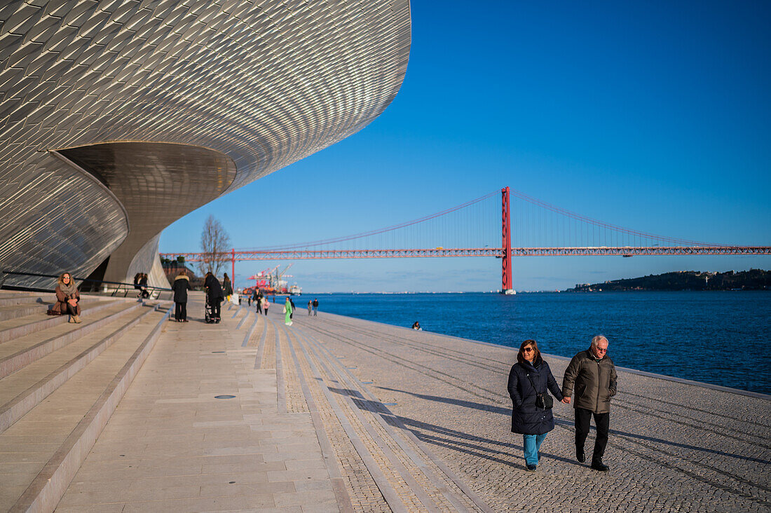 MAAT (Museum für Kunst, Architektur und Technologie) Kunsthalle, entworfen von der britischen Architektin Amanda Levete, und Brücke Ponte 25 de Abril, Belem, Lissabon, Portugal