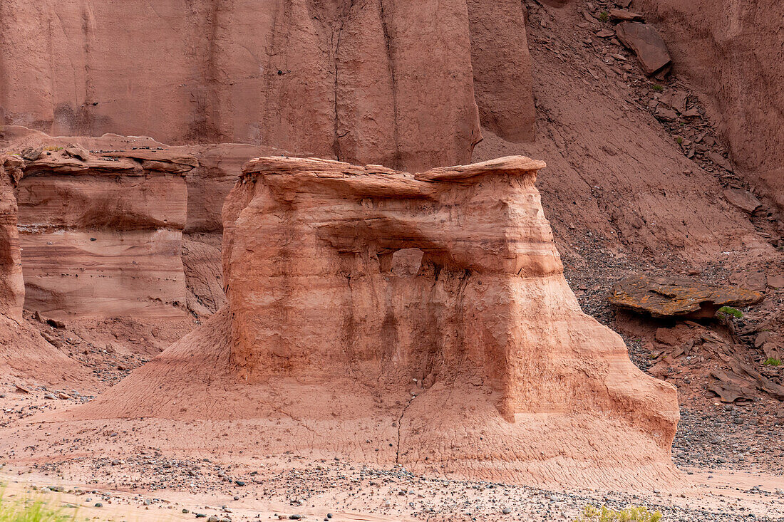 Ein kleiner Bogen im Sandstein an der Mündung der Shimpa-Schlucht im Talampaya-Nationalpark, Provinz La Rioja, Argentinien.