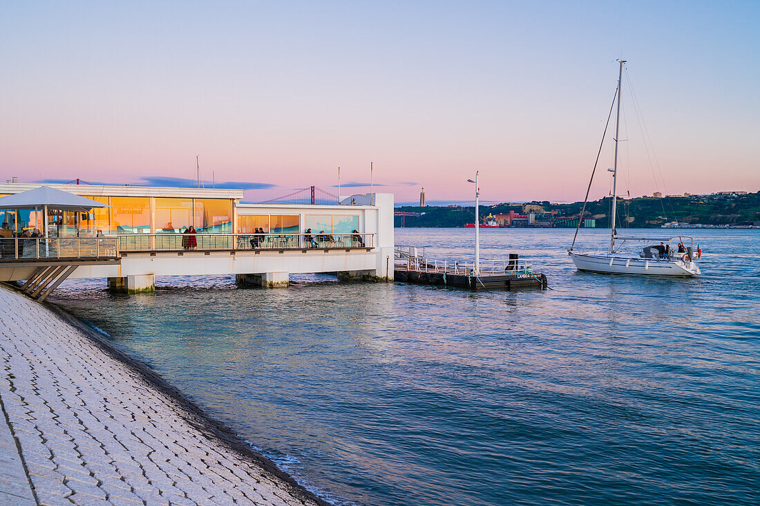 Riverside cafe Confeitaria Nacional Belem am Fluss Tejo bei Sonnenuntergang, Lissabon, Portugal