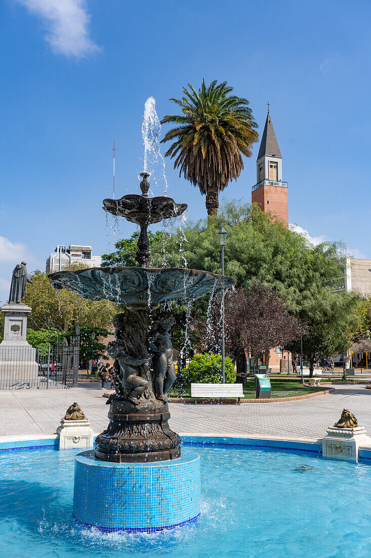 Ein Springbrunnen auf dem Plaza 25 de Mayo oder Hauptplatz in San Juan, Argentinien.