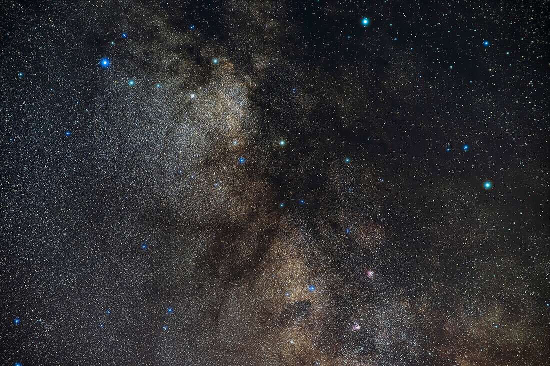 Die Scutum-Sternwolke (oben) in der Milchstraße, mit der ebenfalls hellen Milchstraße im Süden in Serpens. Die Nebel M16 und M17 befinden sich am unteren Rand des Feldes. Der helle Sternhaufen M11, der Wildentenhaufen, befindet sich ganz oben am nördlichen Rand der Scutum-Sternwolke. Das Gebiet ist reich an dunklen Nebeln und Staubgassen.