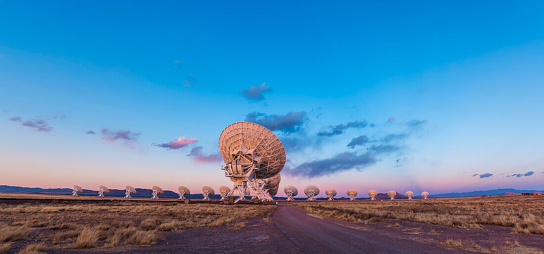 Das Very Large Array (VLA) Radioteleskop in New Mexico bei Sonnenuntergang, 17. März 2013, mit dem aufgehenden Erdschatten rechts und dem rosa Venusgürtel am östlichen Horizont. Dies ist ein 2-teiliges Panorama, aus der Hand aufgenommen mit dem 14mm Objektiv und der Canon 60Da Kamera.