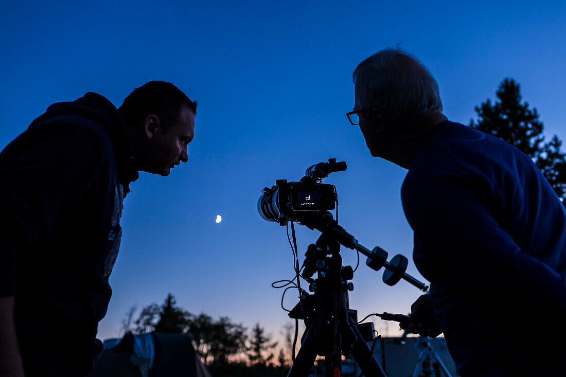 Lukas und Stephen bei der Aufnahme des Mondes durch Stephens 140mm TEC-Refraktor, bei der Saskatchewan Summer Star Party, 26. August 2017.