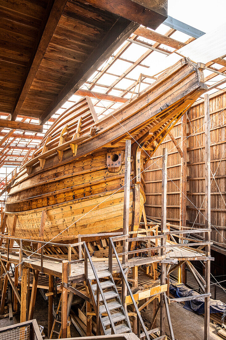 Albaola. Rekonstruktion eines historischen Walfangboots im baskischen Hafen von Pasaia, Gipuzkoa, Spanien